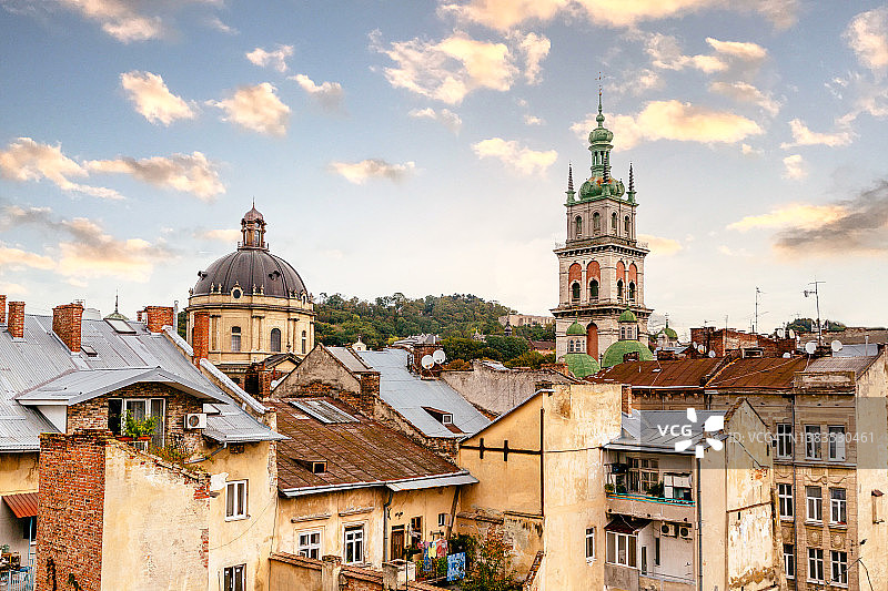 乌克兰利沃夫日落时分的天际线图片素材