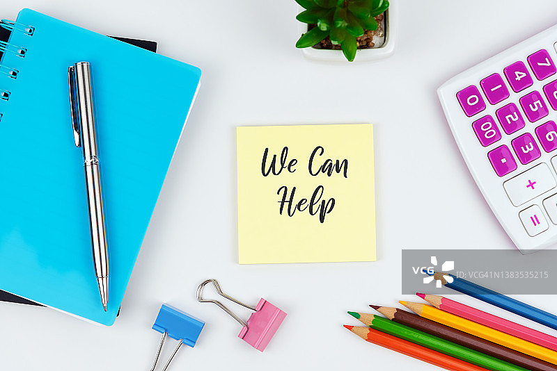 便签上的“我们能提供帮助”信息商务概念扁平化布局图片素材