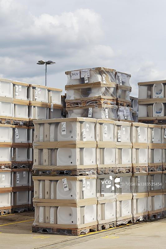 堆放在托盘上的洗脸盆,Geberit Sanitaerkeramik外部仓库,德国北莱茵-威斯特法伦州拉廷根图片素材