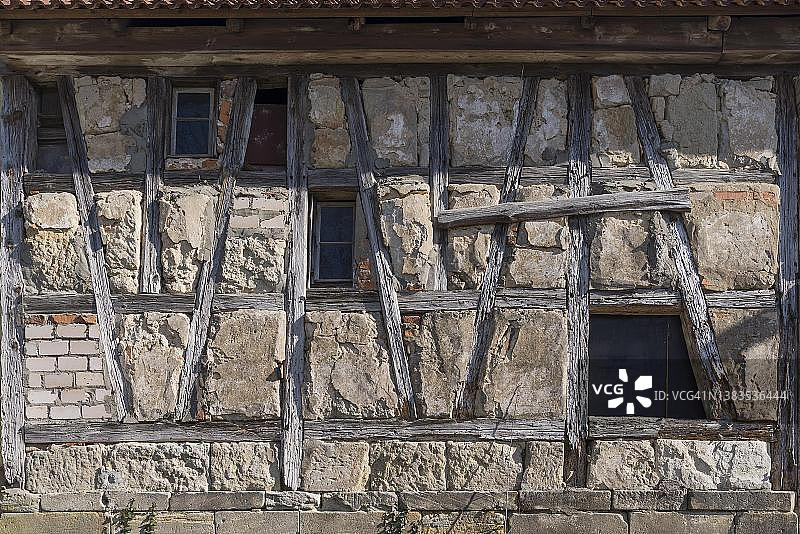 德国巴伐利亚州弗兰肯尼亚农舍的旧式半木结构外墙图片素材