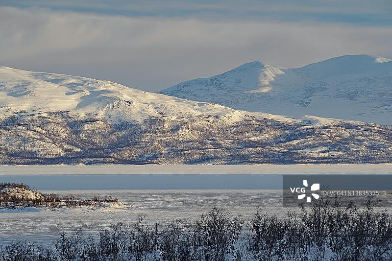 托尔讷特雷斯克湖，阿比斯库国家公园雪景，瑞典拉普兰图片素材