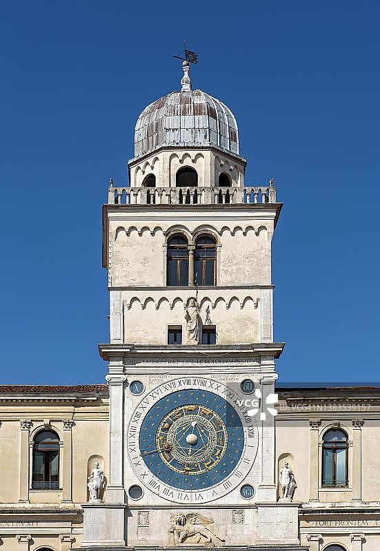 从意大利帕多瓦领主广场看天文钟楼图片素材
