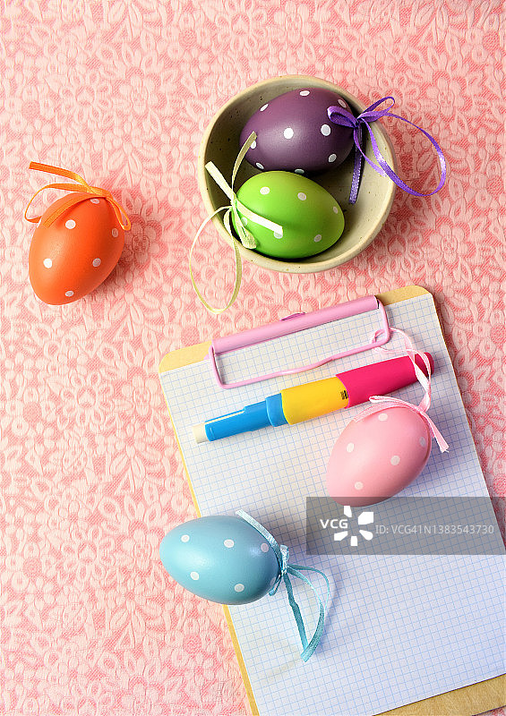 办公桌上的复活节彩蛋图片素材