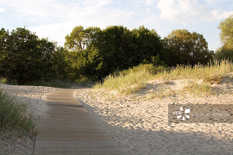 夏季阳光明媚的爱沙尼亚派尔努海滩木栈道图片素材