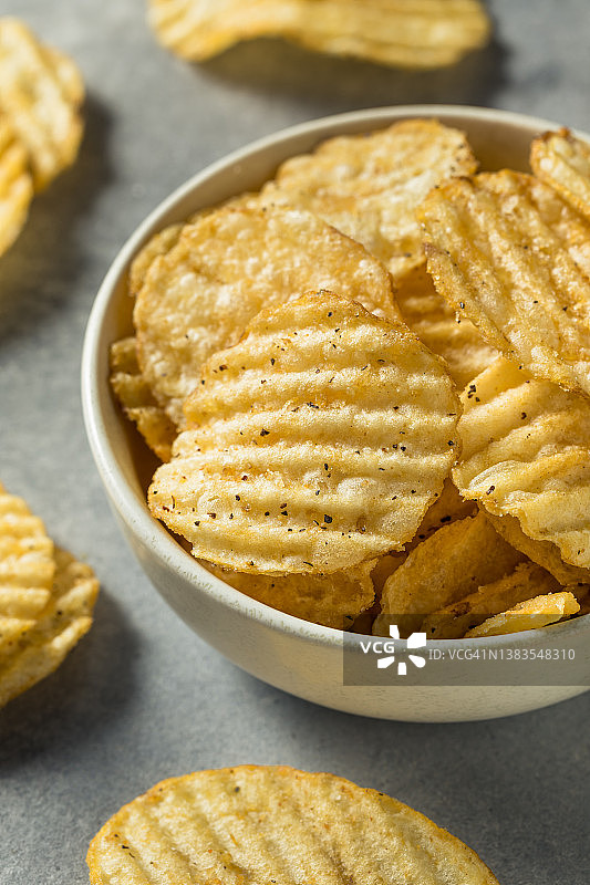 盐和胡椒皱纹薯片图片素材