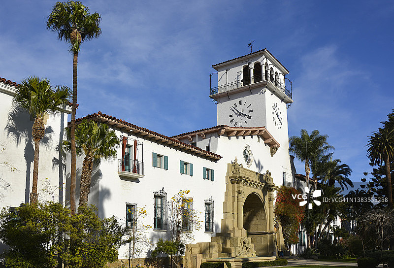 带钟楼的圣巴巴拉法院正面图片素材