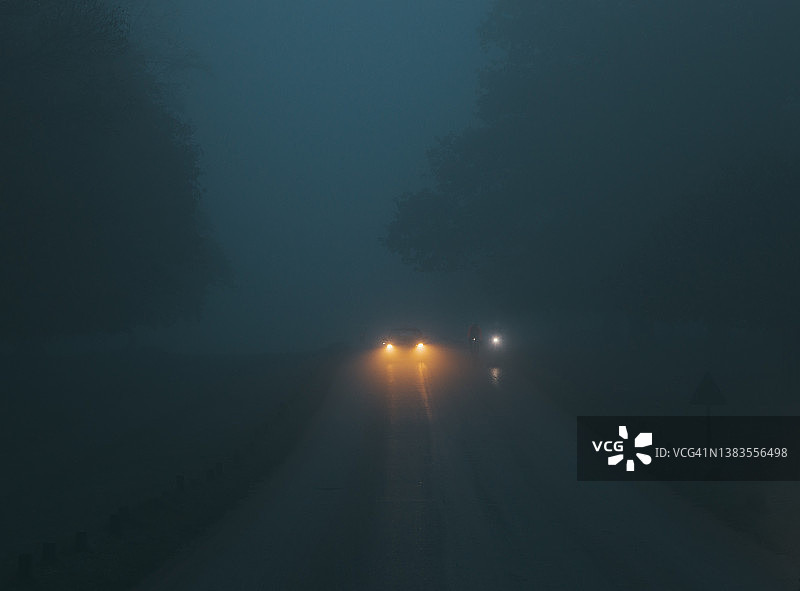 冬季高速公路上的雾图片素材