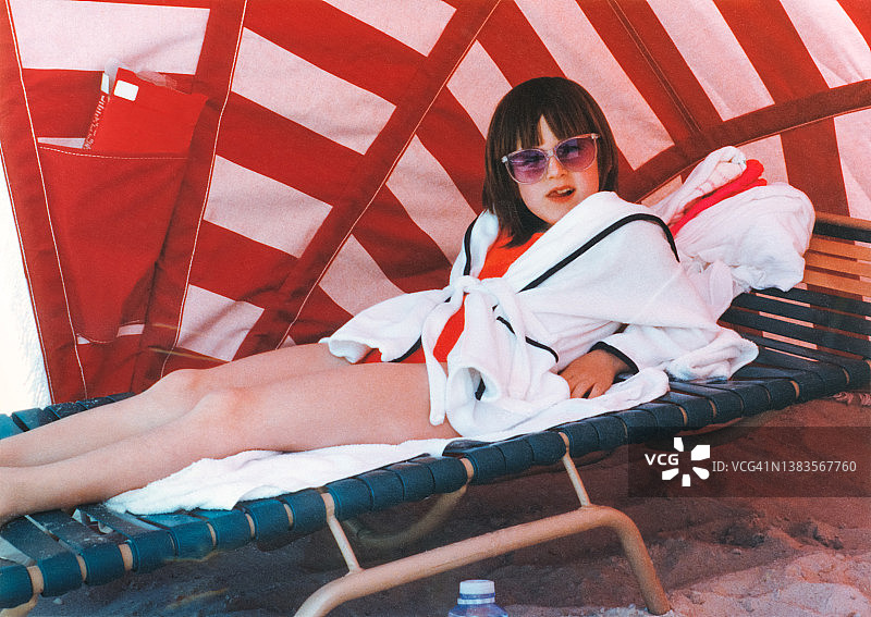 1990年代的复古夏日假期，富裕儿童图片素材