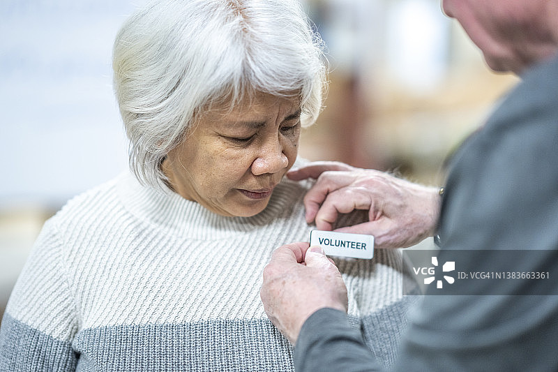食品银行的年长志愿者图片素材