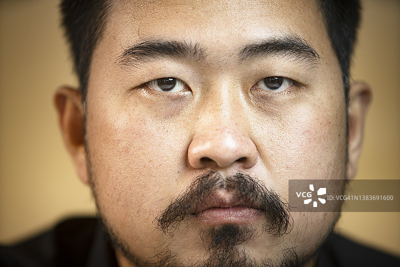 特写亚洲年轻人胡须肖像柔和背景图片素材