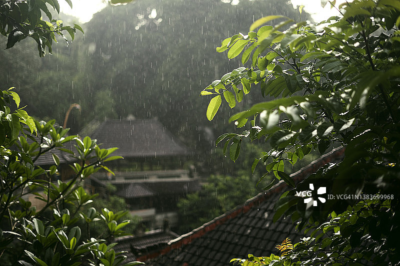 巴厘岛乌布附近的传统巴厘村庄建筑图片素材