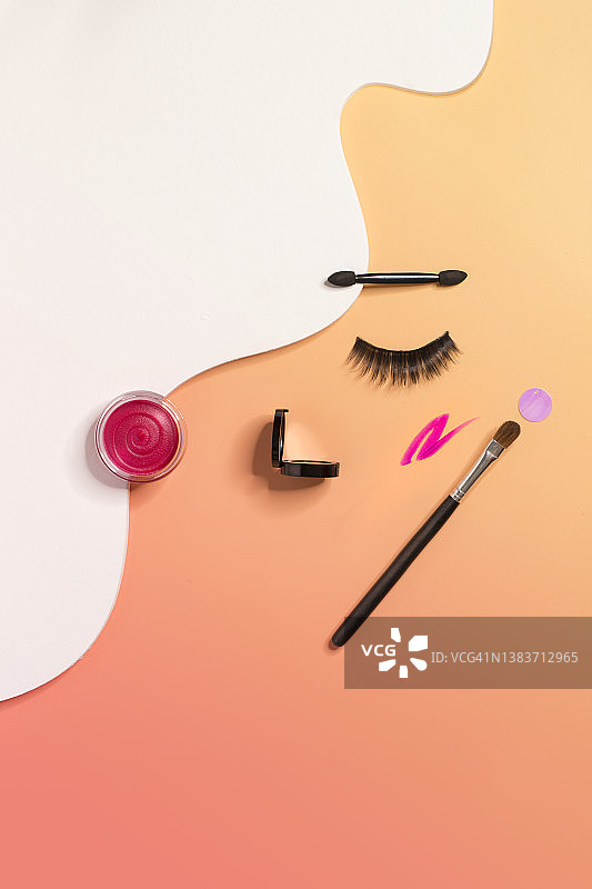 带有美容产品的抽象女性静物肖像图片素材