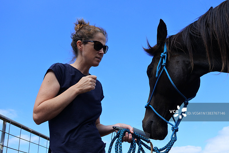 在农场牵着马的澳大利亚女人图片素材