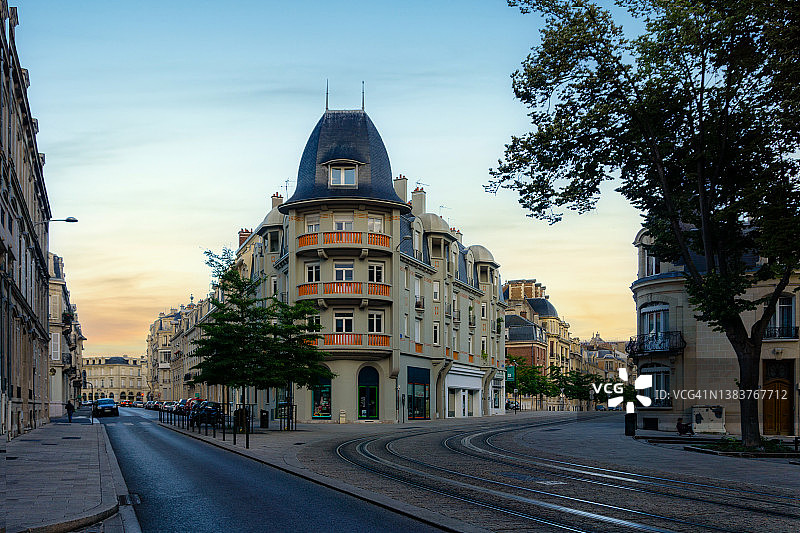 法国香槟-阿登地区兰斯市的街道和建筑上的有轨电车图片素材