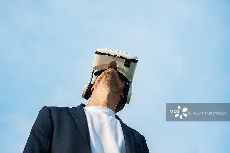 使用VR虚拟现实头显的商务男士图片素材