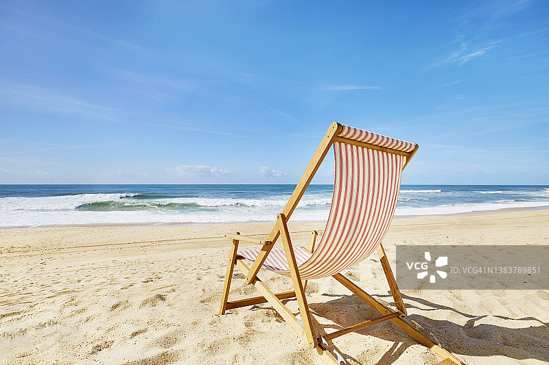 海滩上的条纹沙滩椅图片素材