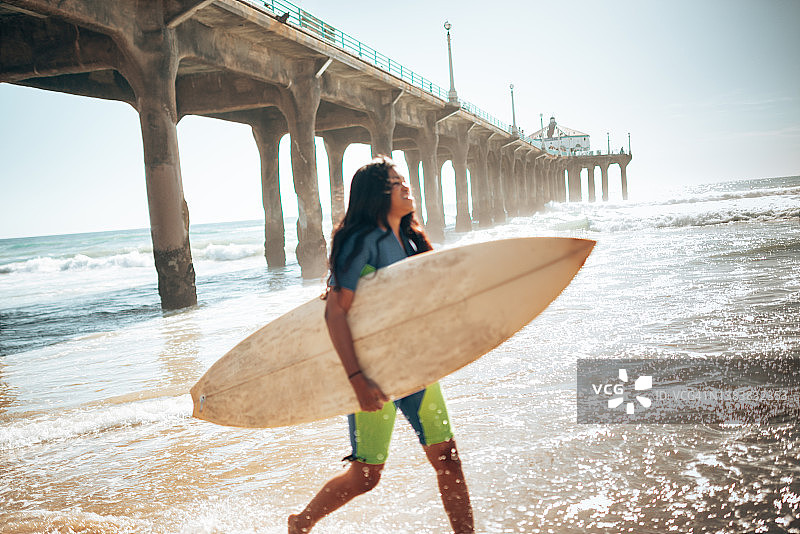 在曼哈顿海滩码头冲浪的女子图片素材