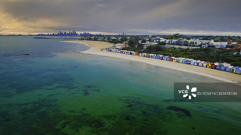 墨尔本布莱顿海滩沐浴小屋和CBD图片素材