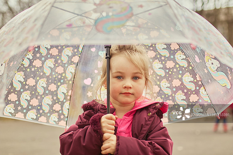 雨伞下的小女孩肖像图片素材