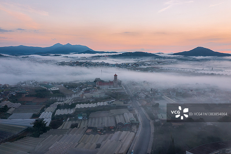 大叻市雾气笼罩的清晨图片素材