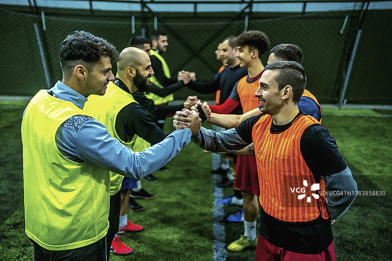 足球比赛前，球员握手致意图片素材
