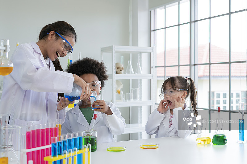 可爱的小孩子们在实验室里用日光下的滴管检测颜色化学，玩得既开心又兴奋。对儿童的良好实践和科学教育支持学习。图片素材