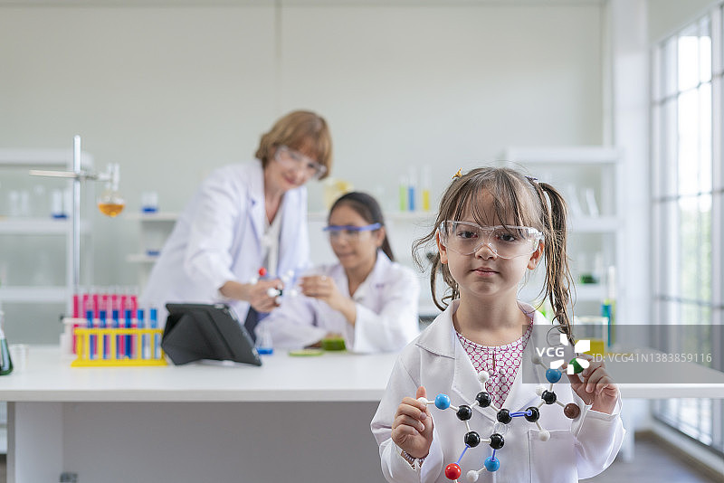 学生使用塑料原子模型教具图片素材