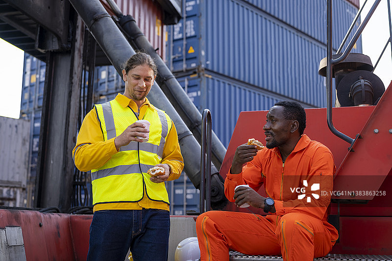 货运工人午餐吃汉堡图片素材