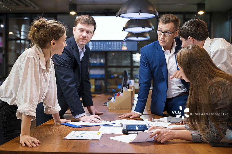 在工作场所建立有效的团队协作。业务发展团队在商务办公室举行会议并讨论如何通过关注正确的的目标市场来改进品牌重塑。图片素材