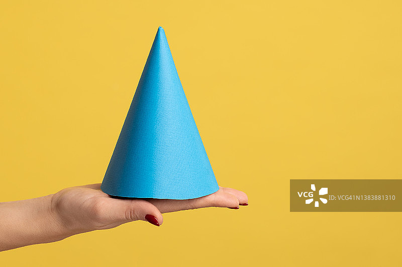 女人手持红色生日帽特写图片素材