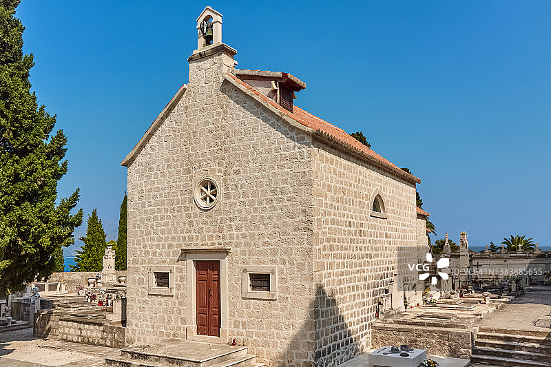 克罗地亚布拉奇岛苏佩塔尔的墓地小教堂图片素材