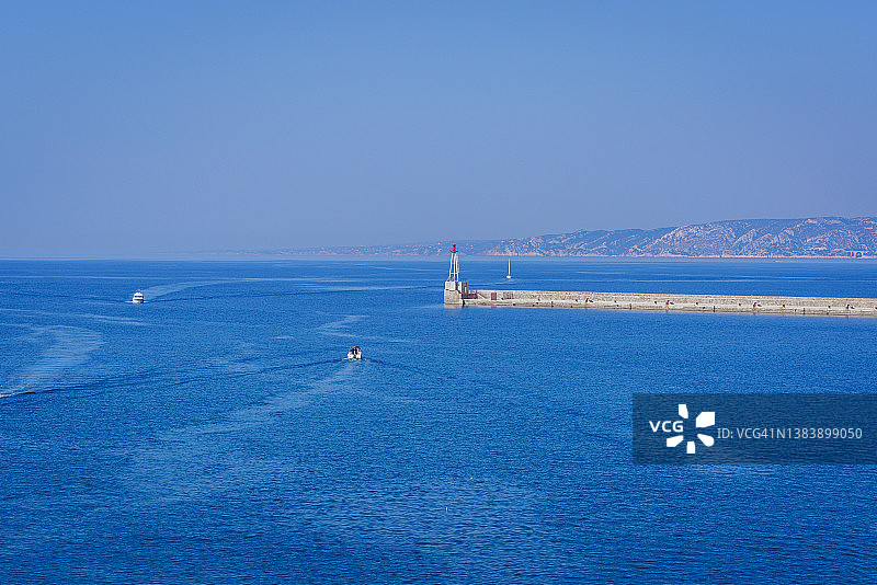 法国马赛老港和灯塔的清晨景色图片素材