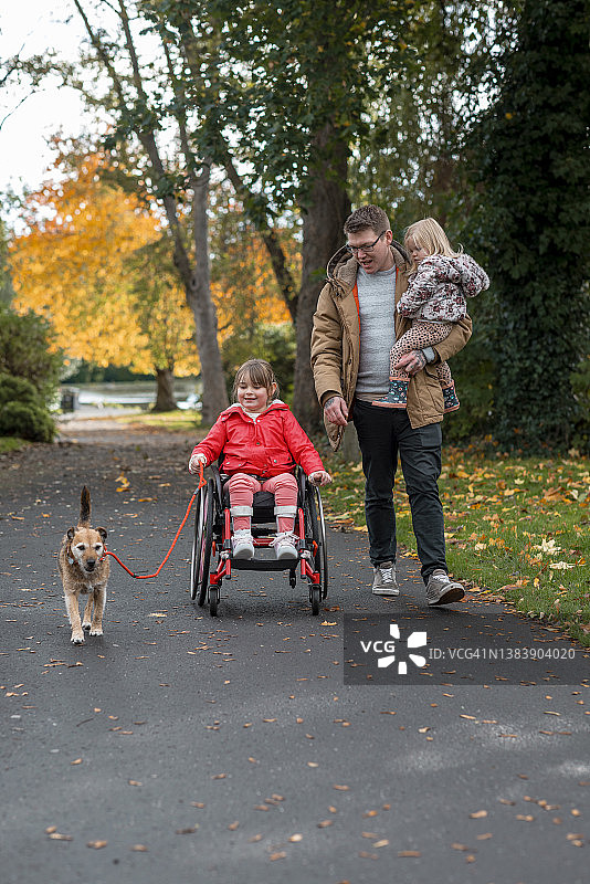一起遛家里的狗图片素材
