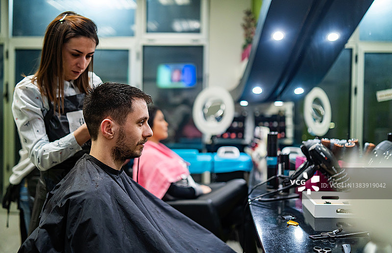 繁忙的现代美发沙龙图片素材