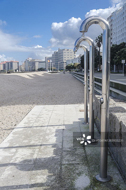 城市海滩上的户外淋浴服务图片素材