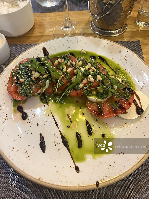 番茄莫扎里拉卡布里沙拉配香蒜酱图片素材