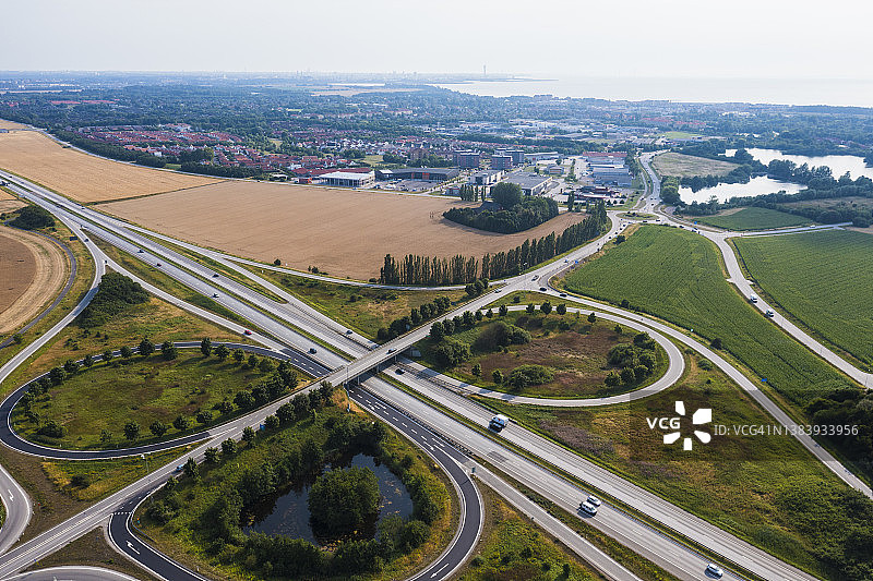 道路交叉口的高角度视图图片素材