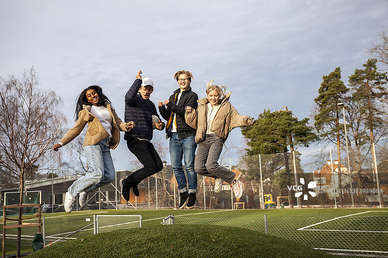 青少年朋友跳跃肖像图片素材