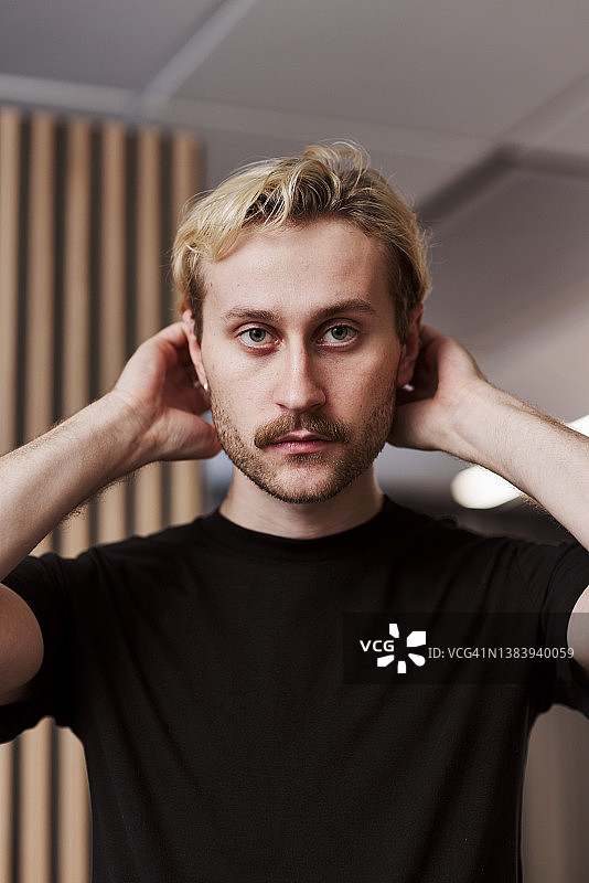 看着镜头的年轻男子肖像图片素材