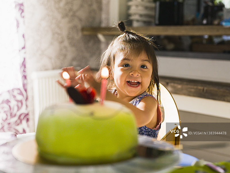 面带微笑看向远方的女孩图片素材