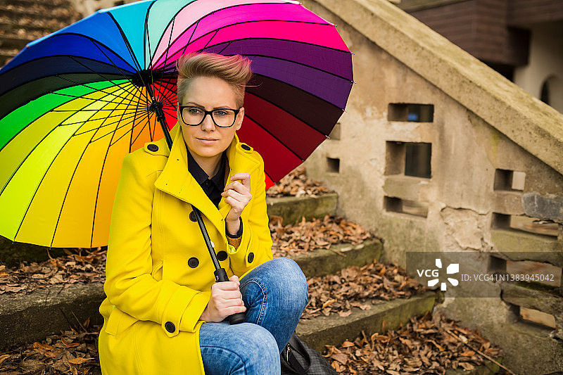 在森林里撑着彩色伞的女人图片素材