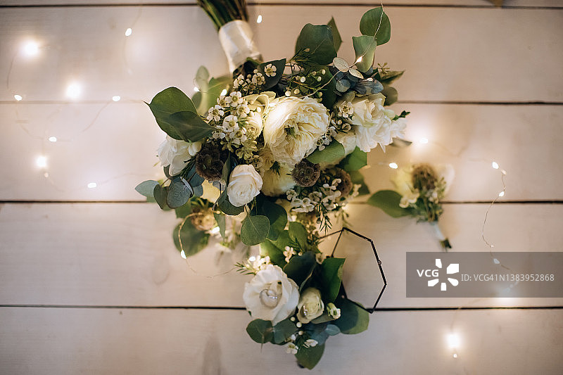 木质背景上的美丽婚礼手捧花图片素材