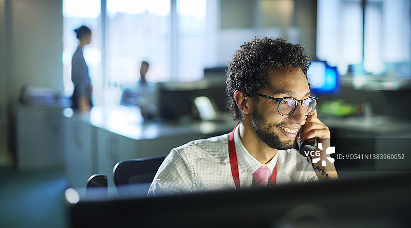 微笑的职员打电话图片素材