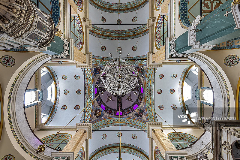 土耳其伊斯坦布尔贝伊奥卢区塔拉巴西社区的圣君士坦丁和海伦希腊东正教教堂图片素材