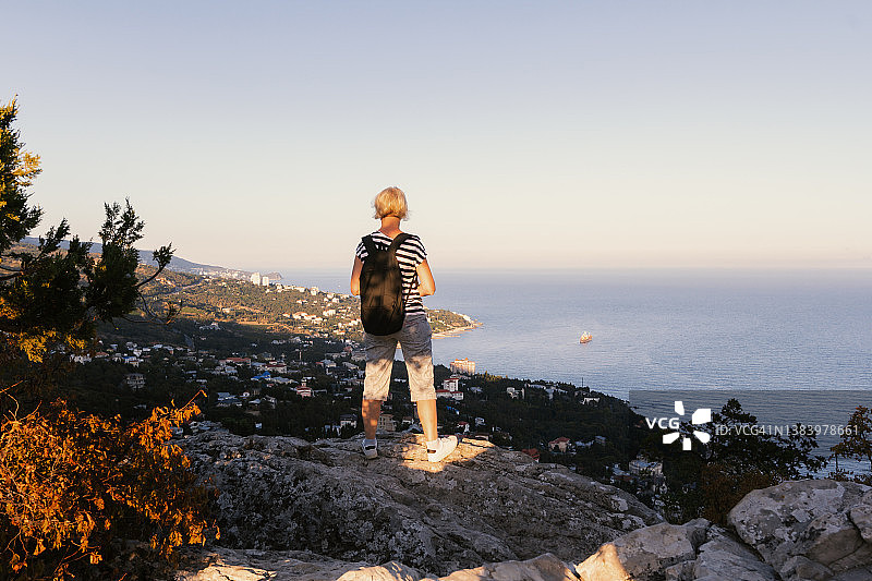 夏季在黑海沿岸徒步旅行，一位女士在瞭望台欣赏风景，海边探险之旅图片素材