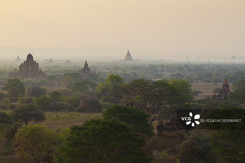 缅甸蒲甘黎明时分的寺庙佛塔古建筑图片素材