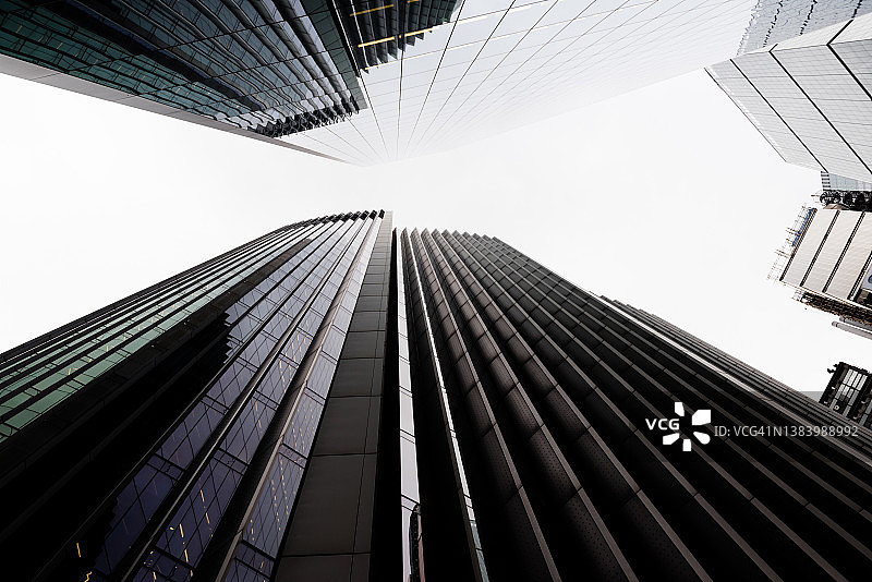 伦敦城市现代摩天大楼的正下方视角图片素材