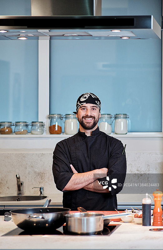 面带微笑看着镜头的厨师画像图片素材