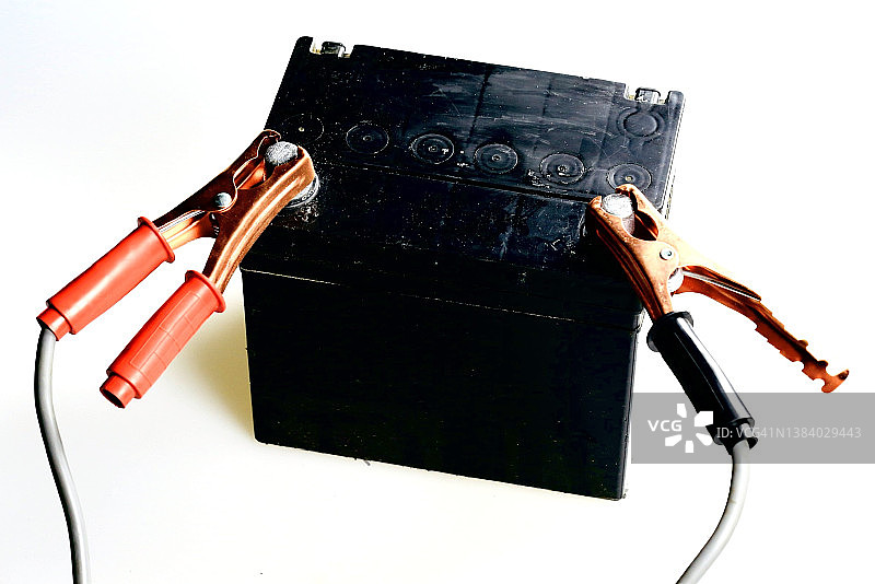 12伏电池上的充电电缆图片素材