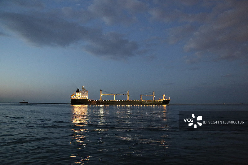 水上照明船图片素材